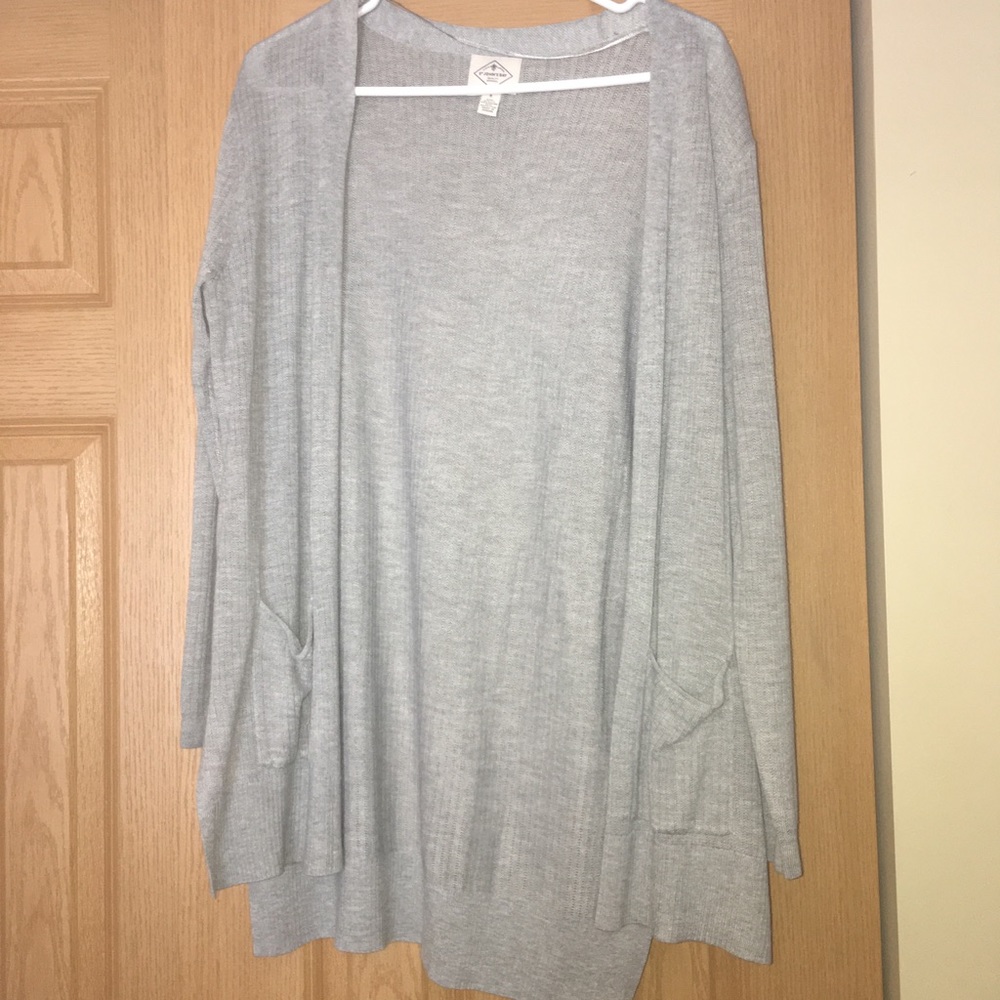 Size: S St. John’s Bay long gray cardigan